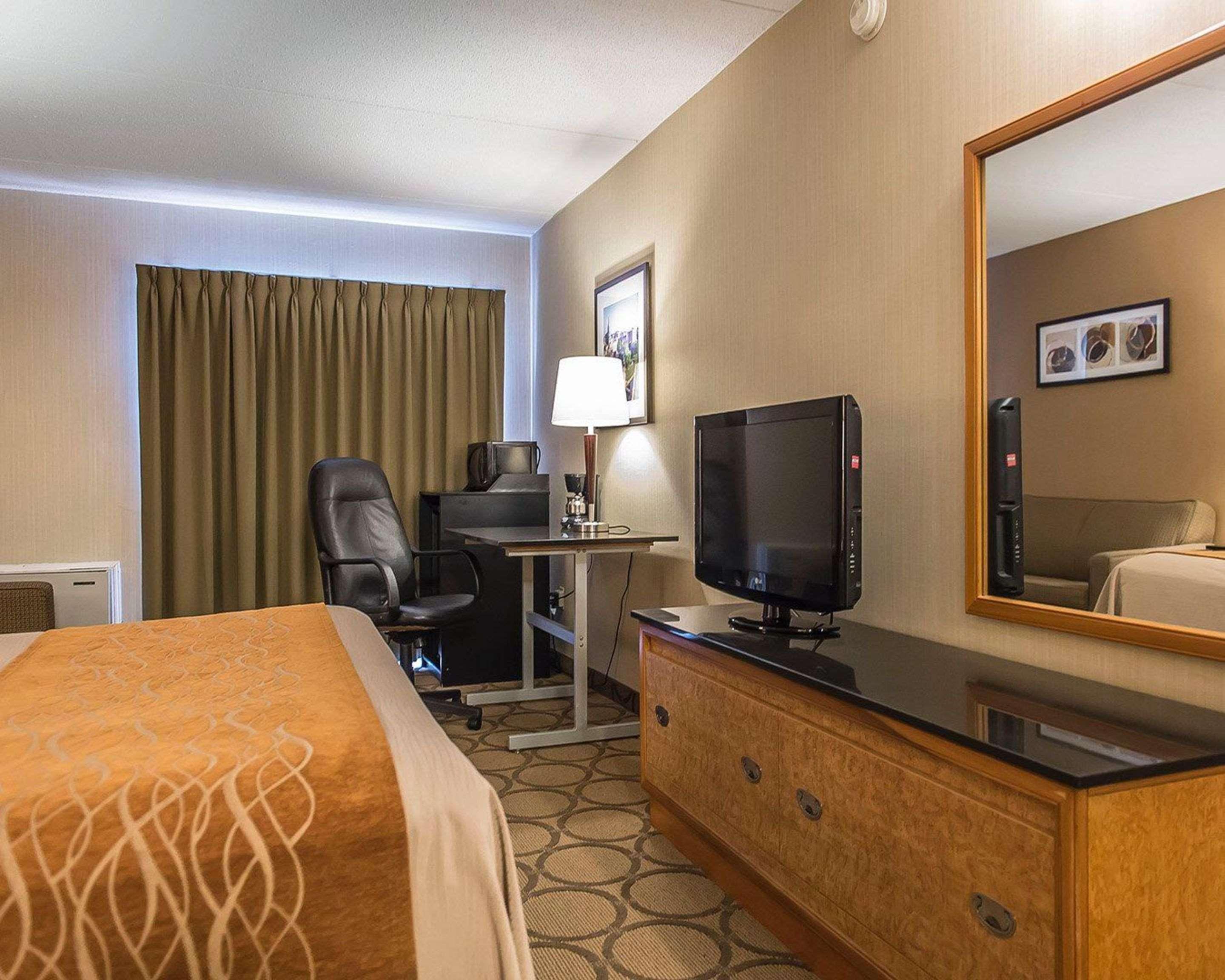 Comfort Inn Hwy 401 Кингстън Екстериор снимка