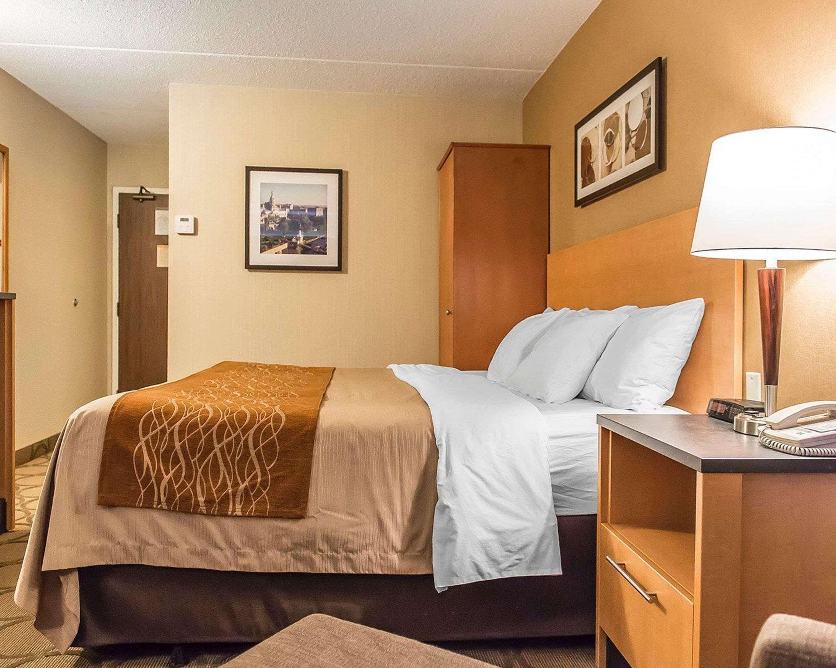 Comfort Inn Hwy 401 Кингстън Екстериор снимка