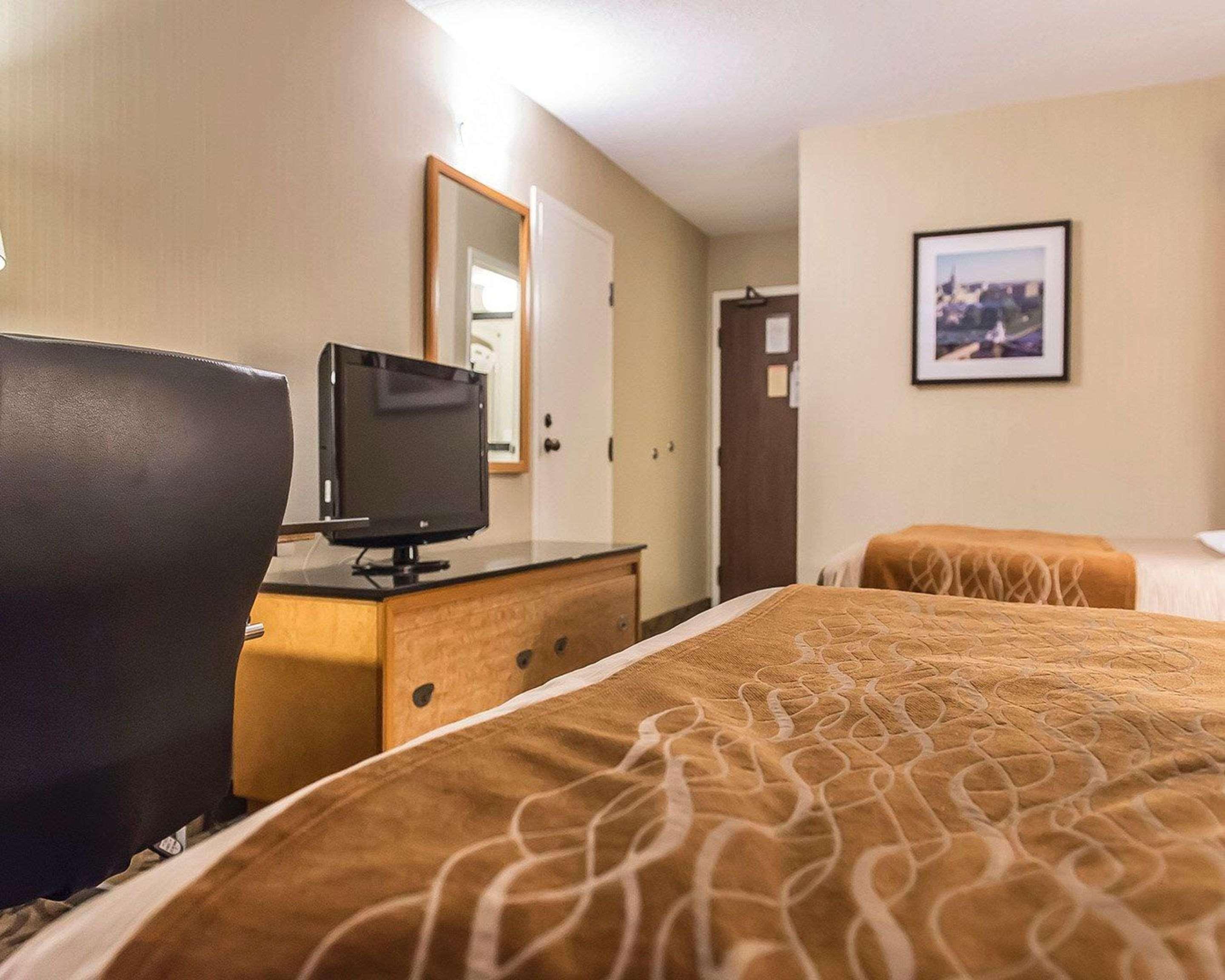 Comfort Inn Hwy 401 Кингстън Екстериор снимка
