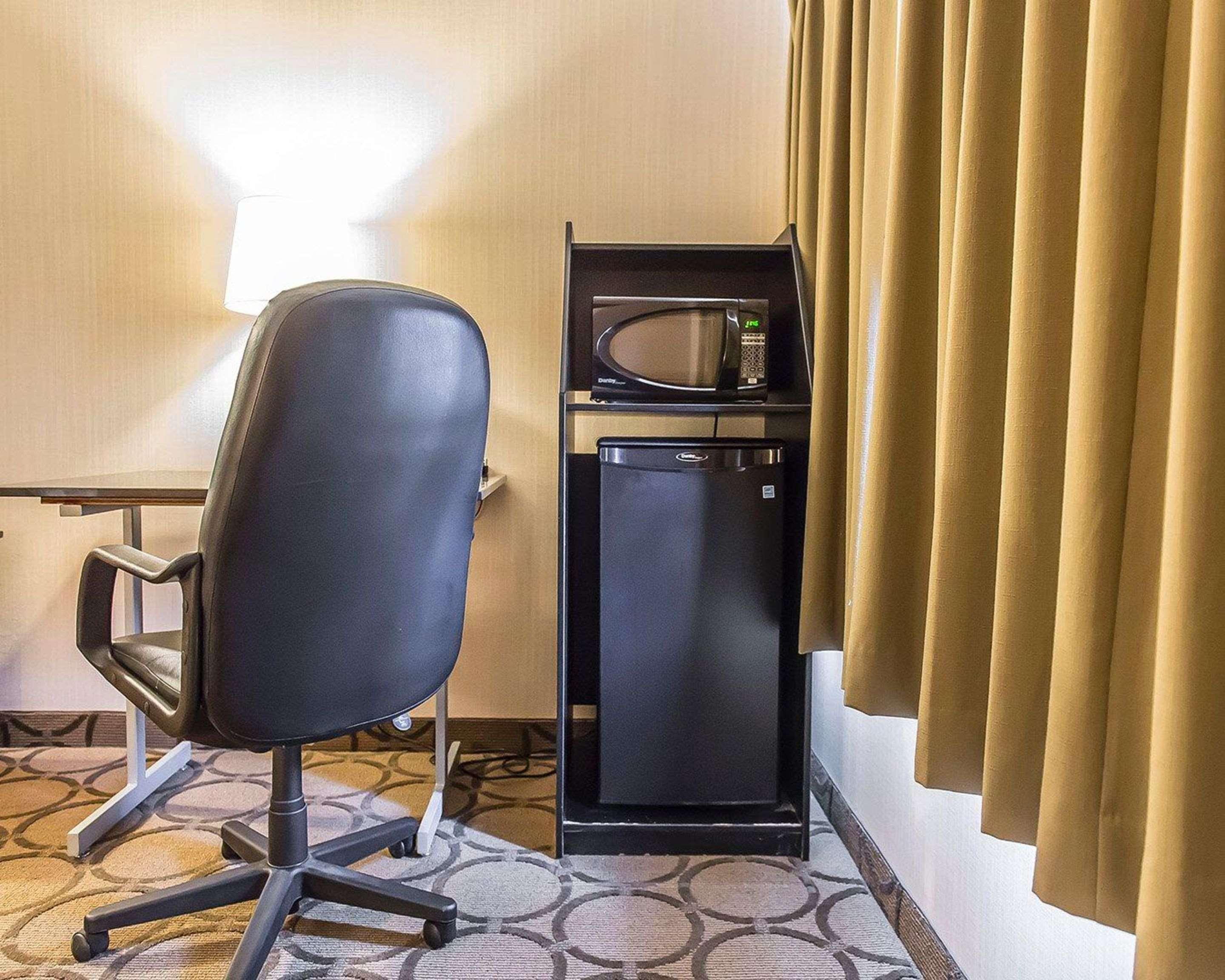 Comfort Inn Hwy 401 Кингстън Екстериор снимка