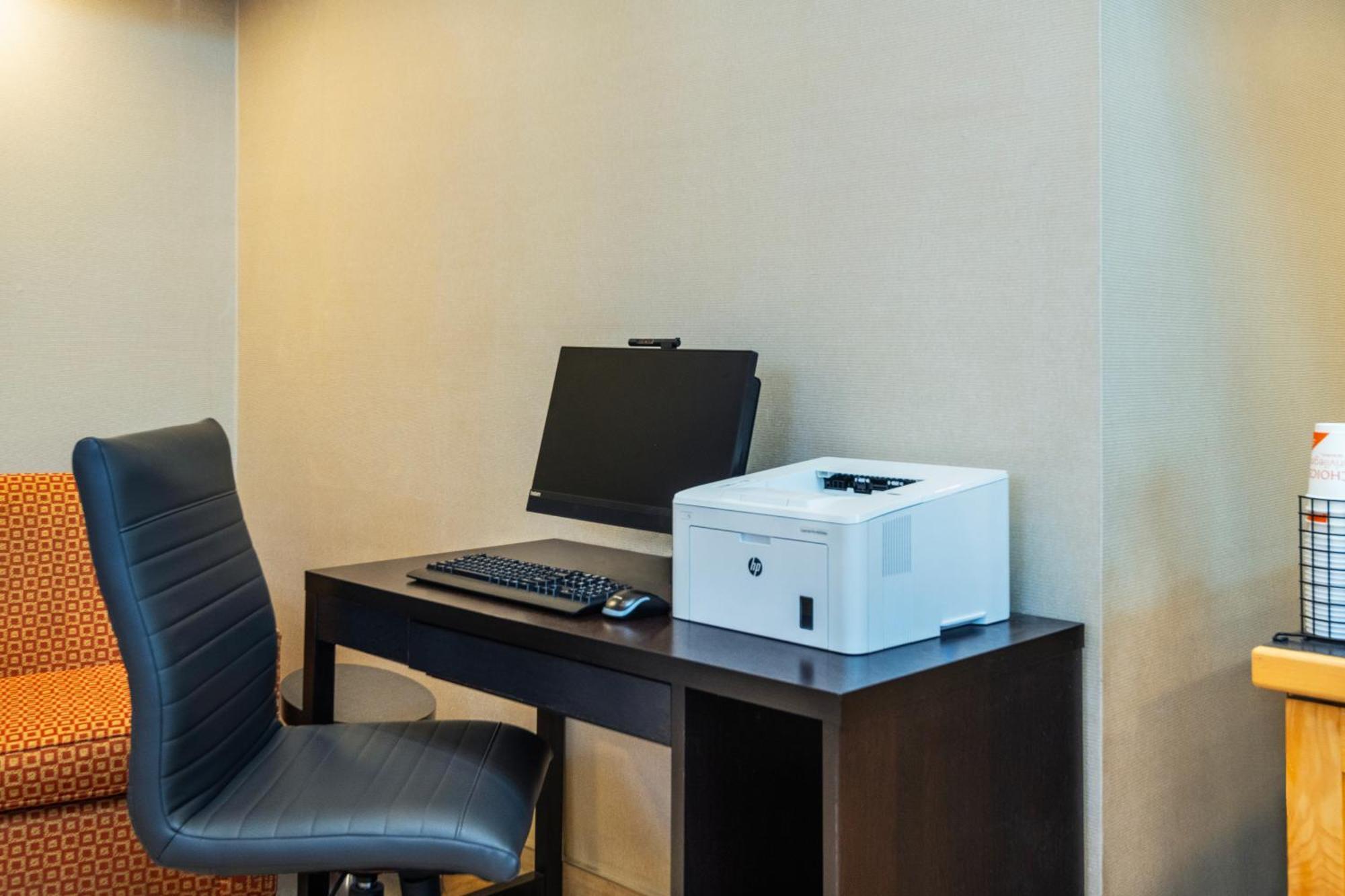 Comfort Inn Hwy 401 Кингстън Екстериор снимка