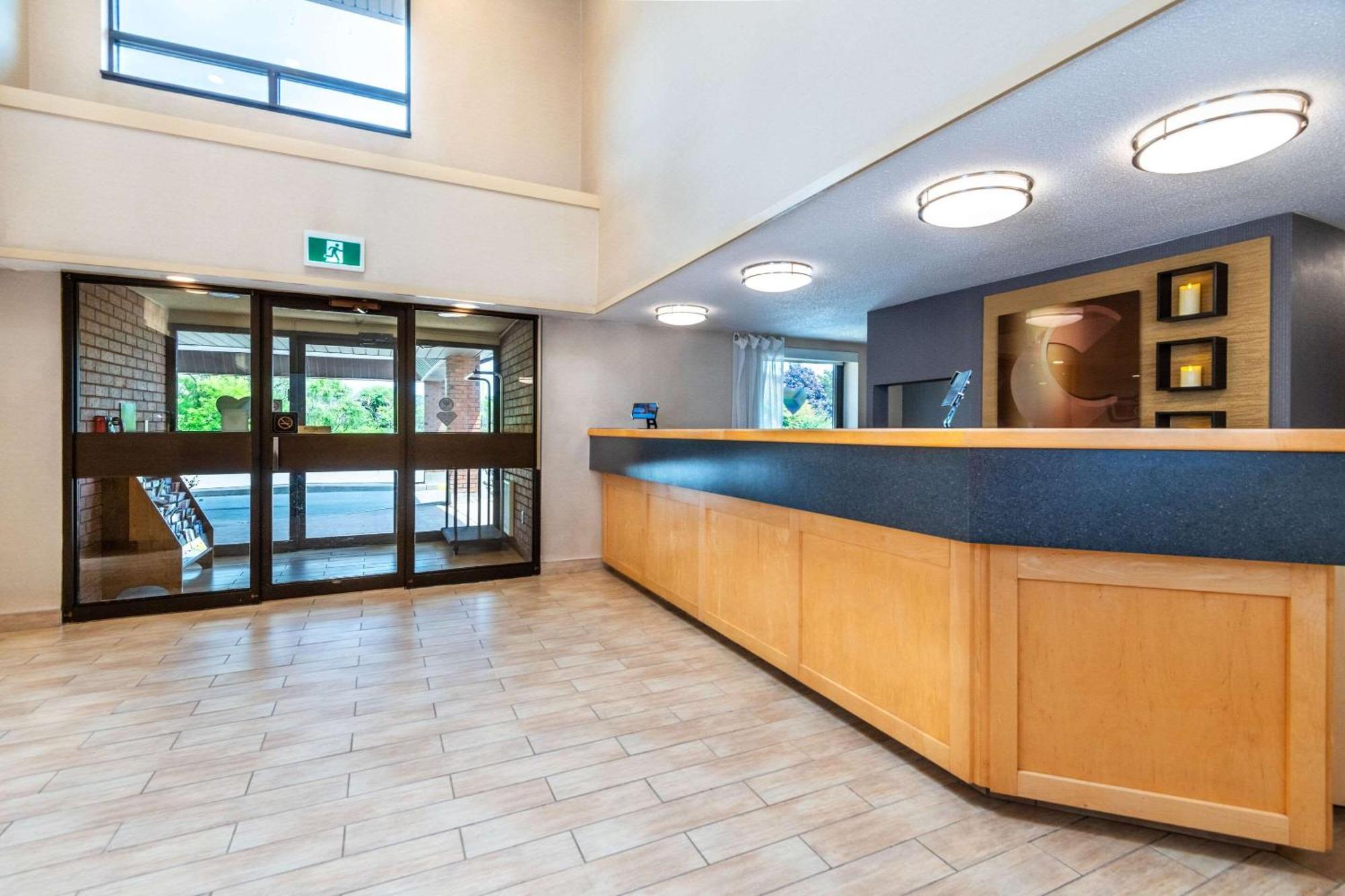 Comfort Inn Hwy 401 Кингстън Екстериор снимка