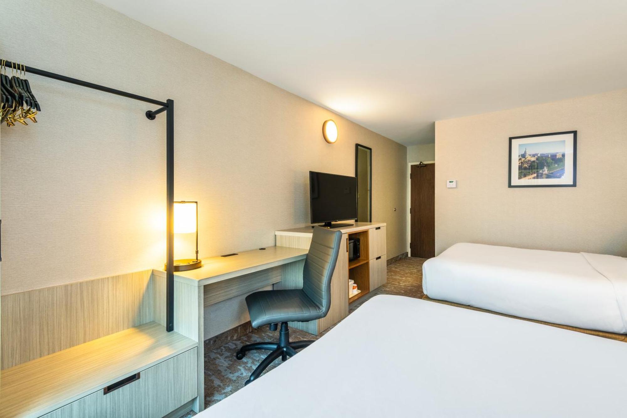 Comfort Inn Hwy 401 Кингстън Екстериор снимка