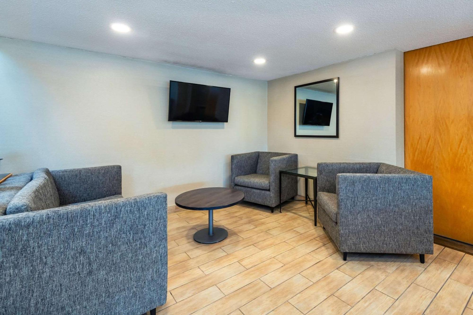 Comfort Inn Hwy 401 Кингстън Екстериор снимка