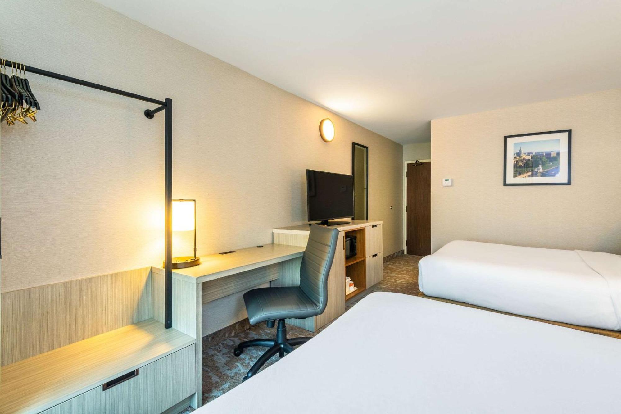 Comfort Inn Hwy 401 Кингстън Екстериор снимка