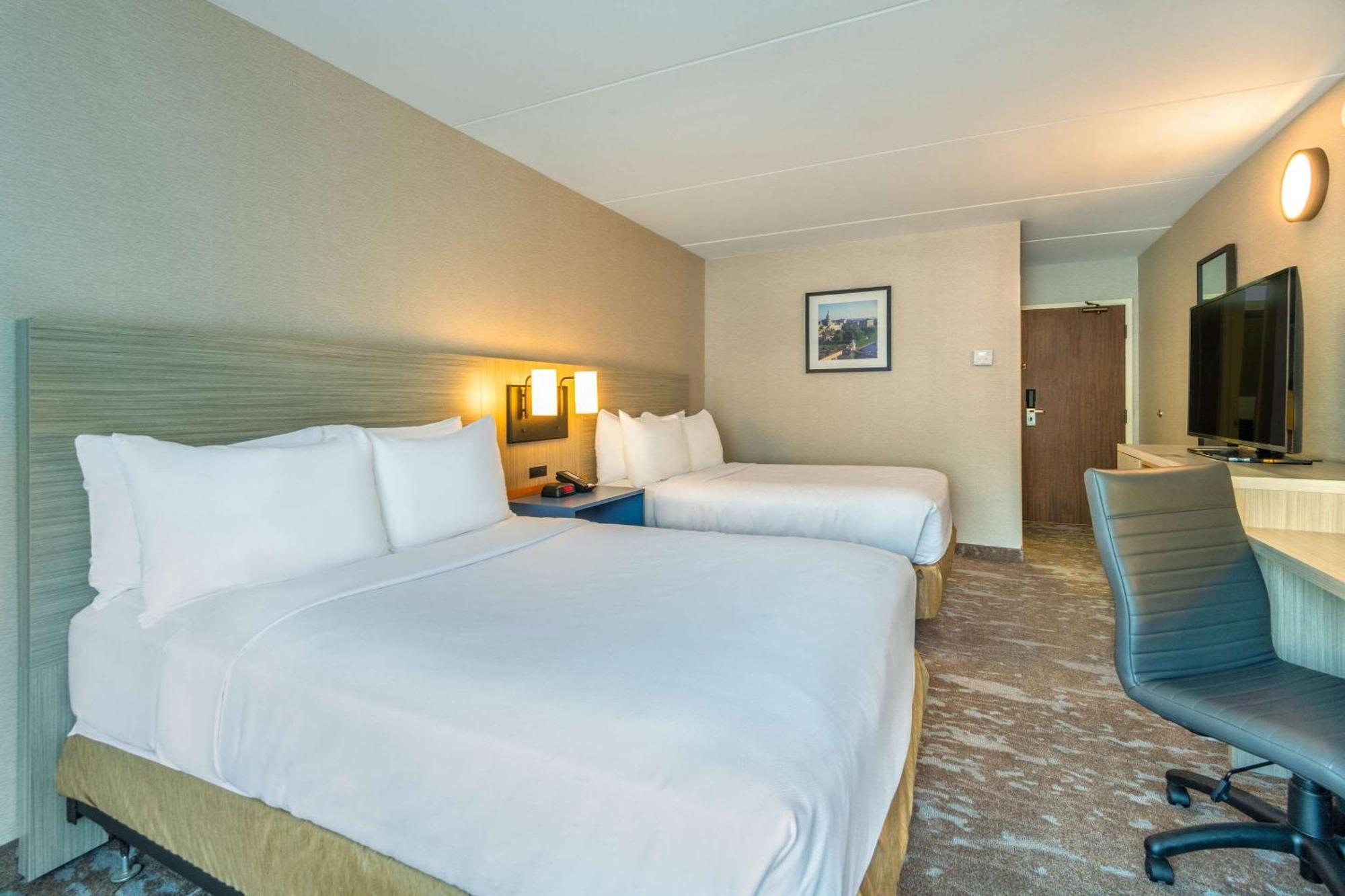 Comfort Inn Hwy 401 Кингстън Екстериор снимка