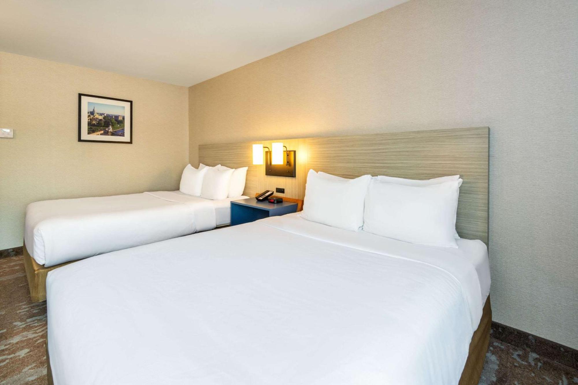 Comfort Inn Hwy 401 Кингстън Екстериор снимка