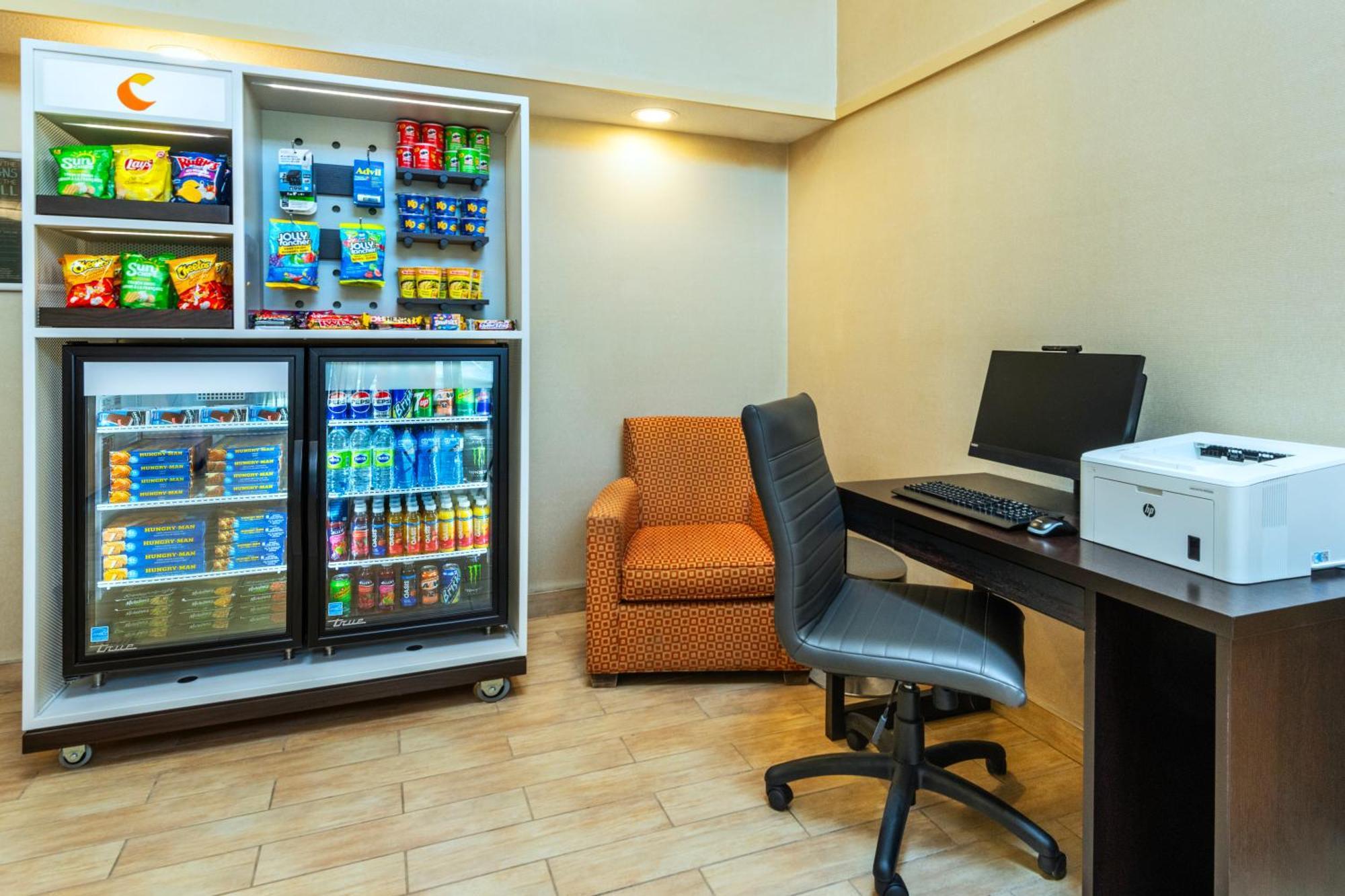 Comfort Inn Hwy 401 Кингстън Екстериор снимка