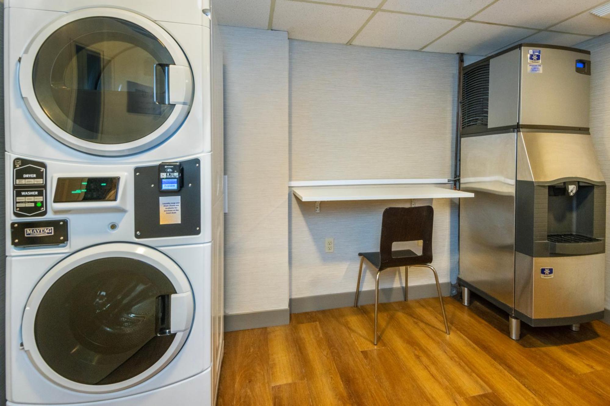 Comfort Inn Hwy 401 Кингстън Екстериор снимка