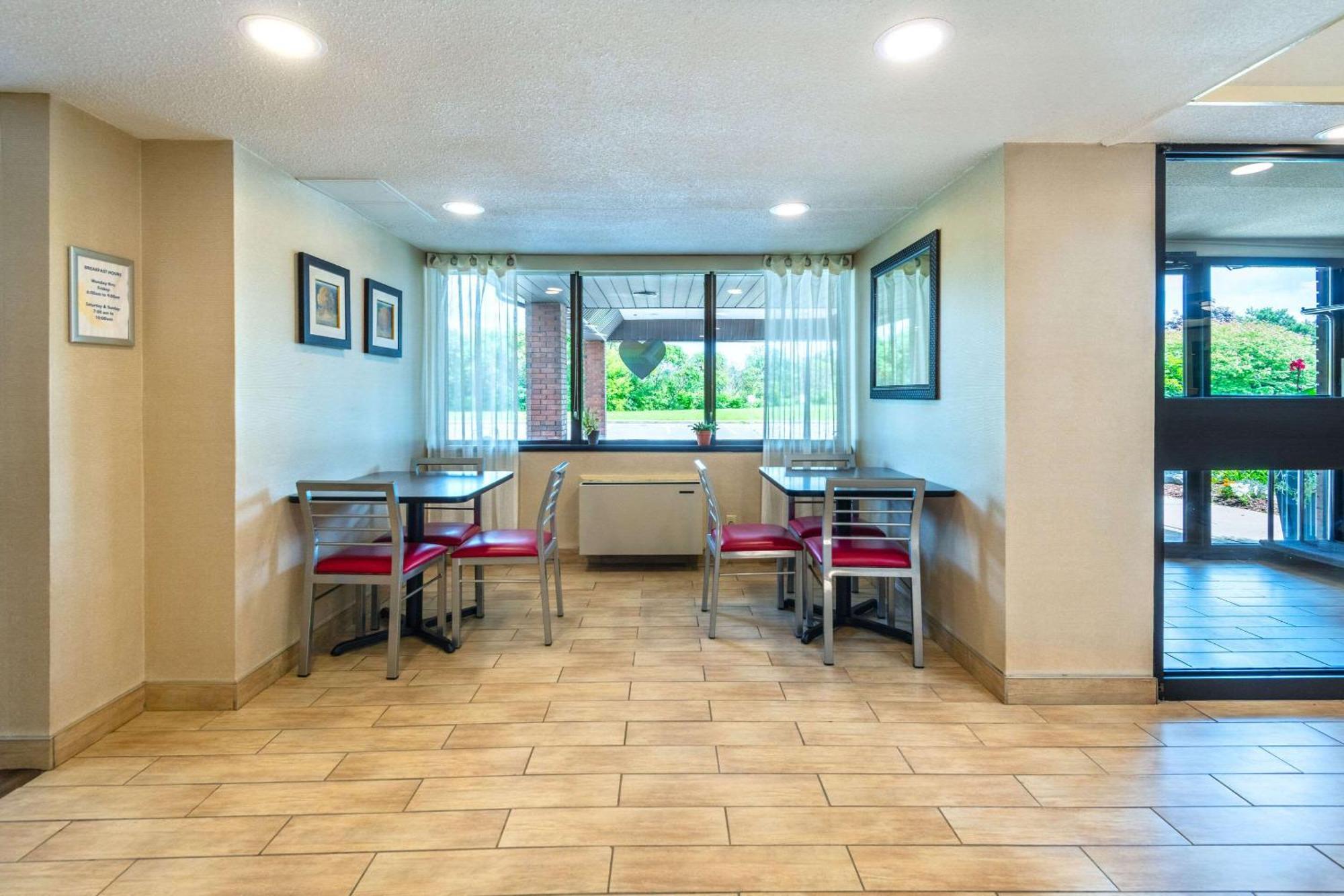 Comfort Inn Hwy 401 Кингстън Екстериор снимка