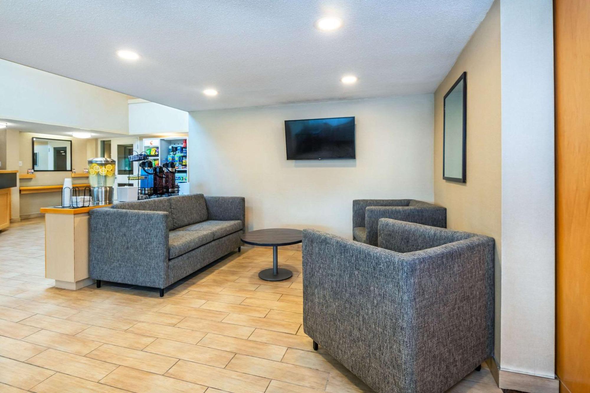 Comfort Inn Hwy 401 Кингстън Екстериор снимка