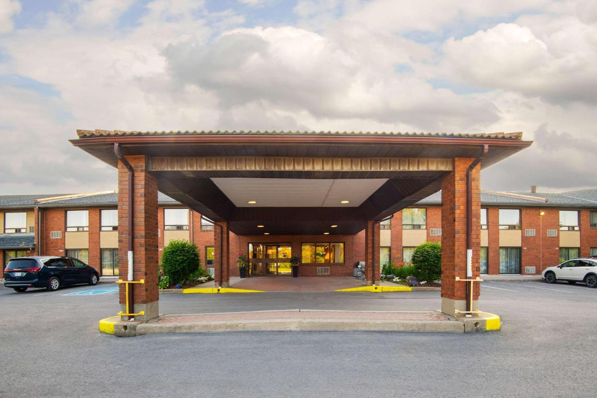 Comfort Inn Hwy 401 Кингстън Екстериор снимка